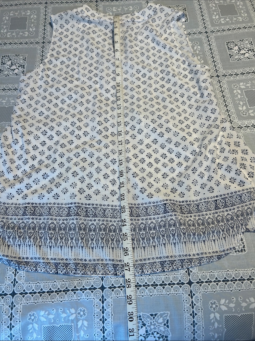 Liz Claiborne White Sleeveless V-Neck Tank with Navy Print, Size LARGE - Picture 8 of 8